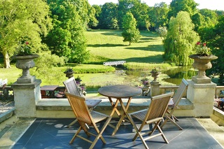 table chaises et verdure